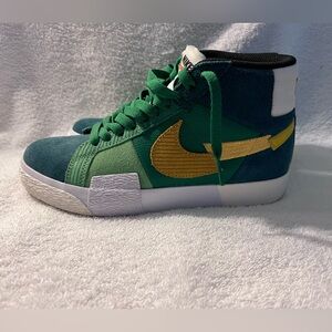 Nike Sb Zoom Blazer Mid PRM Size 5 Youth
